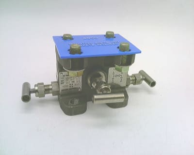 ANDERSON GREENWOOD MM4AVIS-B3 - , DIFFERENTIAL PRESSURE MANIFOLD, 3-VALVE, CLOSE COUPLED, 2 PORT, 4000 PSI MAX, 316