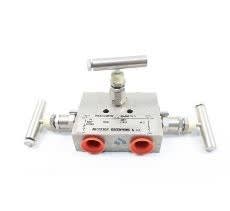 ANDERSON GREENWOOD M1VIS-4 - , INSTRUMENT MANIFOLD, 3-VALVE, 1/2 X 1/2IN FNPT, 316 STAINLESS STEEL